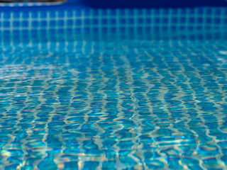 Fototapeta premium The water in the pool is calm and clear, reflecting the blue sky above