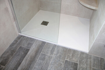 Bac receveur de douche rectangulaire blanc en Résine extra-plat et Paroi de douche à l'italienne...