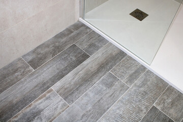 Carrelage imitation parquet gris dans la salle de bain
