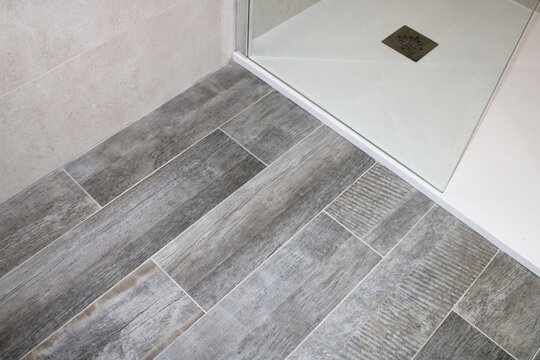 Carrelage imitation parquet gris dans la salle de bain