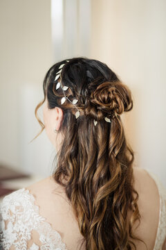 Elegante Brautfrisur mit braunem Haar &ndash; romantisch gesteckt mit floraler Haardeko von hinten
