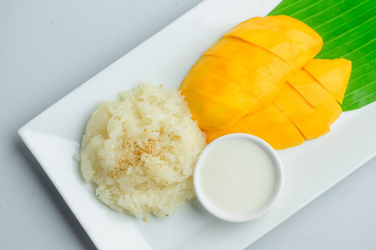 Traditional Thai Mango Sticky Rice Dessert with Coconut Milk