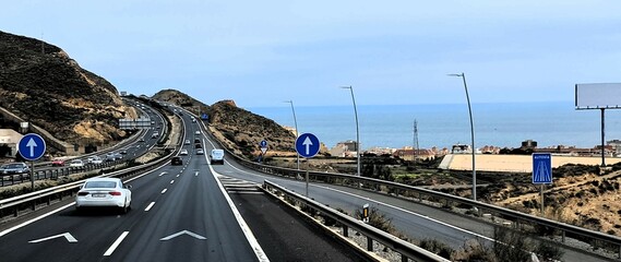 droga samochodowa w hiszpani przy morzu autostrada