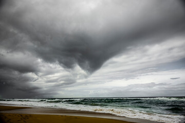 Dunkle Sturmwolken über einem Ozean