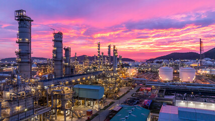 Obraz premium Oil and gas industrial refinery at night, Oil and gas refinery petrochemical plant pipeline steel, Oil and gas refinery factory oil and gas storage tank pipeline steel at night, Global energy refinery