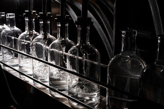 Fabrica de destilado, llenado de botella en maquina semiautom&aacute;tica, procesos de fanricaci&oacute;n de tequila, mezcal y sotol.