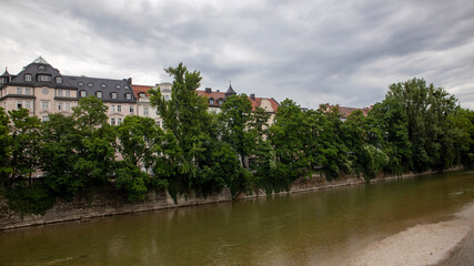 Obraz premium Munich Landscape View of a River with Trees and Buildings