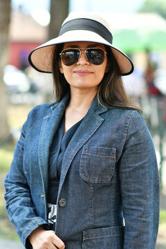Retrato de una mujer Guatemalteca joven y bella, sonrisa hermosa usando lentes de sol.
