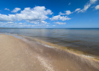 Obraz premium Swinemünde -Polen. Ein Strand, blaue Himmel und weisse Wolken