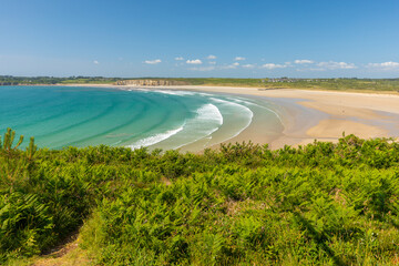 Grande plage de la Presqu'île de Crozon en France