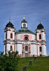 Heilige Dreifaltigkeitskirche in Stadl - Paura, Österreich, vertikal