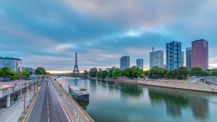 Naklejka premium Eiffel Tower sunrise timelapse with boats on Seine river and in Paris, France.