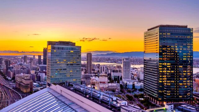美しい夕日の大阪駅と街並み・ドローン撮影イメージ
