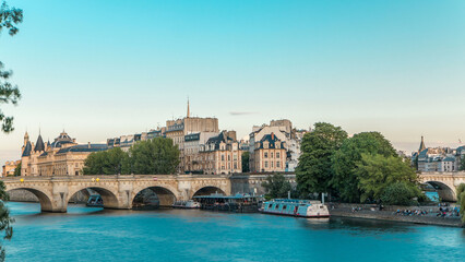 Obraz premium Sunset timelapse over Seine river, Pont Neuf bridge and Cite island with Royal palace. Paris, France