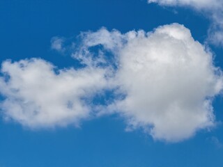 Obraz premium Blue sky with clouds, sunny day. White fluffy cloudscape, nature background