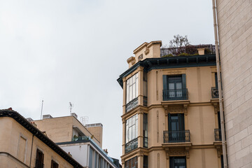 Obraz premium Classic architecture defines Madrid's real estate with its elegant residential buildings.