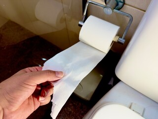 Fotografia realista e espontânea da utilização de papel higiénico - perfeita para campanhas de higiene, vida quotidiana ou conteúdos com humor leve e autêntico.