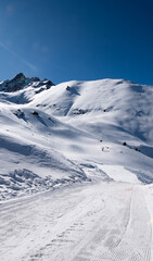 Obraz premium snowy mountains daylight landscape with fresh clear snow, bright sun, blue sky