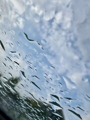 Wassertropfen auf blauem Hintergurnd - Regentropfen