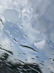 Wassertropfen auf blauem Hintergurnd - Regentropfen
