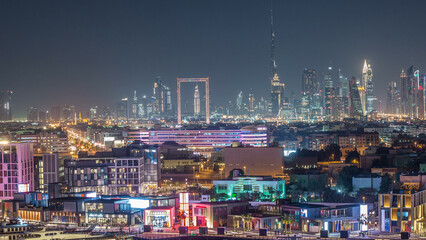 Obraz premium Dubai creek landscape night timelapse with boats and ship near waterfront
