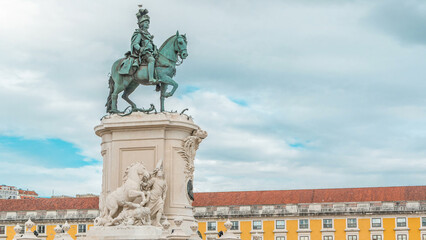 Obraz premium Bronze statue of King Jose I at Commerce square timelapse in Lisbon, Portugal.
