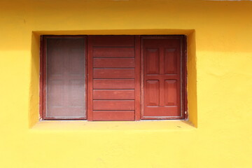 Obraz premium brown window on a yellow wall