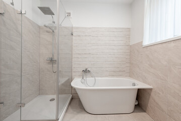 Modern Home Minimalist Bathroom With Stylish Decor and White Fixtures