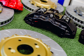 Big black brake caliper.Two-piece brake disc, the disc is made of steel and the hub is made of aluminum.Large brake discs.Upgrade your brakes to be more efficient.