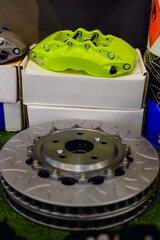 Big green brake caliper.Two-piece brake disc, the disc is made of steel and the hub is made of aluminum.Large brake discs.Upgrade your brakes to be more efficient.