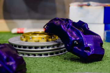 Big purple brake caliper.Two-piece brake disc, the disc is made of steel and the hub is made of aluminum.Large brake discs.Upgrade your brakes to be more efficient.
