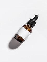 Obraz premium Amber Glass Dropper Bottle with Blank Label on White Background – Minimalist Cosmetic Packaging Mockup