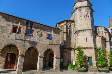 Die kleine Stadt Betanzos in Spanien
