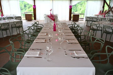 Aperitivo per sposi , varietà di opzioni salate e bevande. Mini hamburger, crudo di gamberi,  taglieri di salumi e formaggi, mini zuppa di pesce, sushi rolls, gorgonzola e poi torta