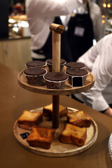 magdalenas de chocolate en una fuente pastelera de dos pisos