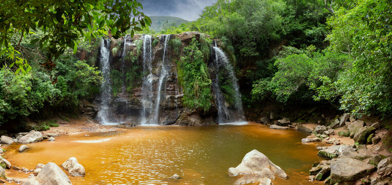 Hermoso paisaje panor&aacute;mico Cascada de Cuevas de agua cristalina, rodeado de vegetaci&oacute;n ubicado en Samaipata, Santa Cruz de la Sierra, Bolivia