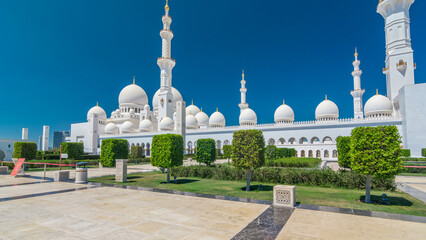 Obraz premium Sheikh Zayed Grand Mosque timelapse hyperlapse in Abu Dhabi, the capital city of United Arab Emirates