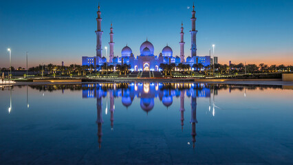 Naklejka premium Sheikh Zayed Grand Mosque in Abu Dhabi day to night timelapse after sunset, UAE