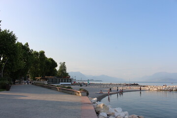 Foto della nuova passeggiata e della spiaggia Desenzanino a Desenzano del Garda. Uso editoriale