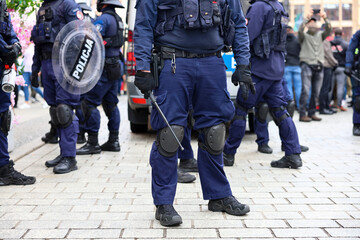 Policjanci prewencji z pałką teleskopową. Środek przymusu.
