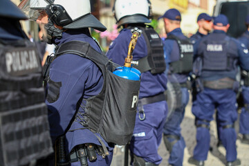 Policjanci prewencji z gazem łzawiącym. Miotacz gazu. 