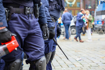 Policjanci prewencji z pałką teleskopową. Środek przymusu.