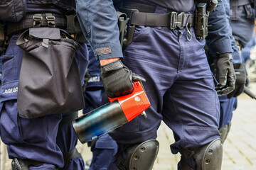 Policjanci prewencji z gazem łzawiącym. Miotacz gazu