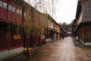 金沢・ひがし茶屋街の情緒ある街並みと石畳の小道
