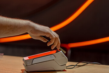 Contactless payment by smartphone in a cafe
