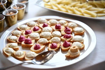 Aperitivo per sposi , varietà di opzioni salate e bevande. Mini hamburger, crudo di gamberi,  taglieri di salumi e formaggi, mini zuppa di pesce, sushi rolls, gorgonzola e poi torta
