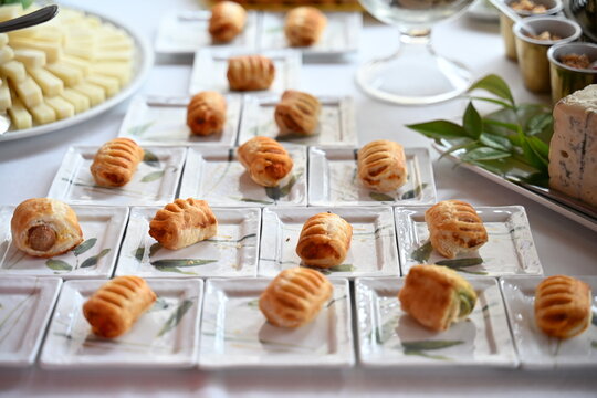 Aperitivo per sposi , variet&agrave; di opzioni salate e bevande. Mini hamburger, crudo di gamberi,  taglieri di salumi e formaggi, mini zuppa di pesce, sushi rolls, gorgonzola e poi torta