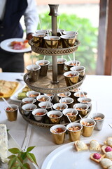 Aperitivo per sposi , varietà di opzioni salate e bevande. Mini hamburger, crudo di gamberi,  taglieri di salumi e formaggi, mini zuppa di pesce, sushi rolls, gorgonzola e poi torta