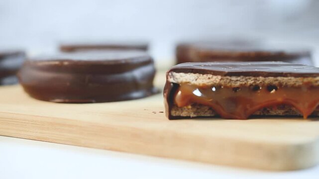 A panoramic view of chocolate and dulce de leche alfajores. 