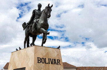 Naklejka premium Tunja, Boyaca - Colombia. May 8, 2025. Equestrian statue of Simón Bolívar located in the city's central square.